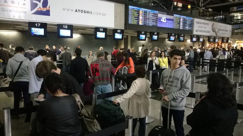 Saguão do aeroporto seguia com filas por volta das 10 horas | Aniele Nascimento/Gazeta do Povo
