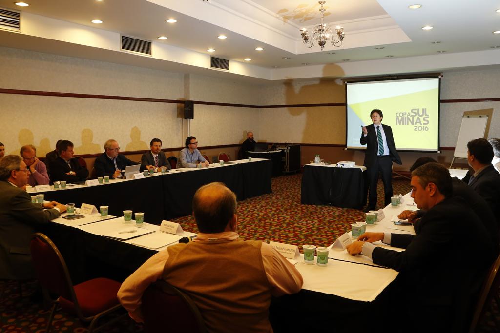 Reunião no centro de Curitiba entre dirigentes discutiu a proposta da criação de um novo torneio interestadual a partir de 2016. | Albari Rosa/Gazeta do Povo