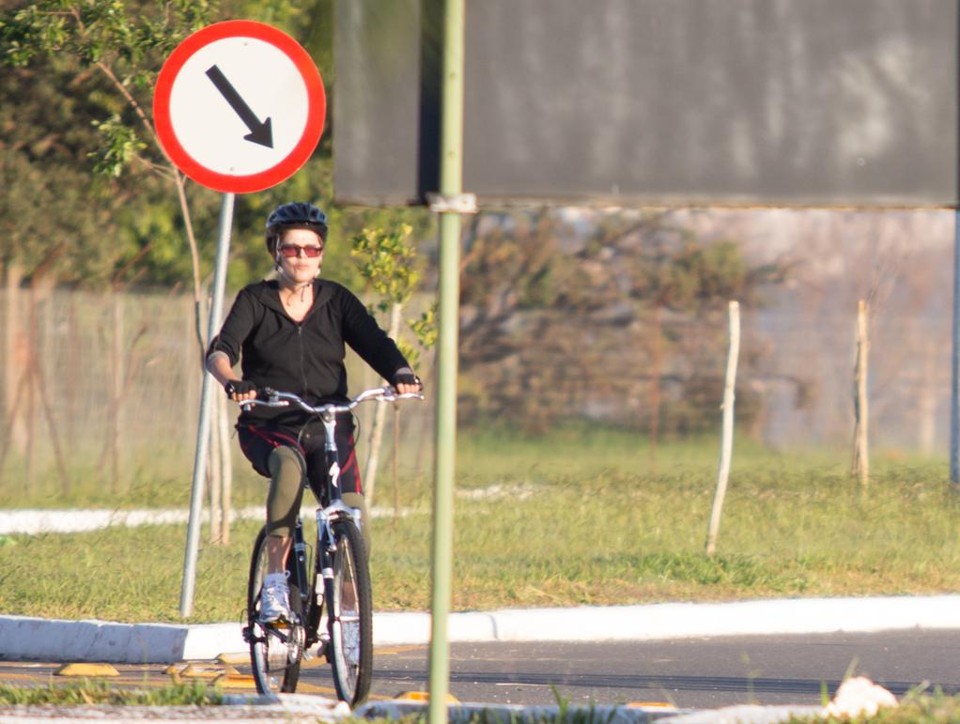 Dilma passeia de bicicleta para relaxar: pedaladas fiscais, ao contrário, são motivo de preocupação. | Ed Ferreira/Folhapress