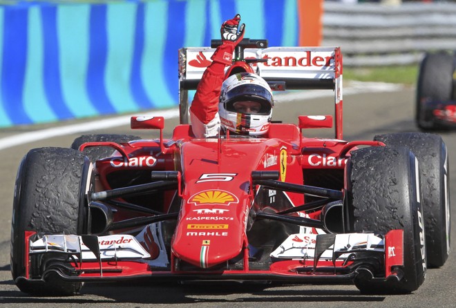 Vettel cruza a linha de chegada e aponta para o céu: Ferrari pretendia contar com Jules Bianchi a partir de 2016. | BERNADETT SZABO/REUTERS