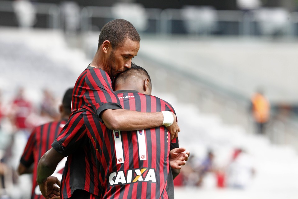 Nikão abraça Hernani na comemoração do gol que deu a  vitória do Atlético sobre a Chapecoense. | Antônio More/Gazeta do Povo