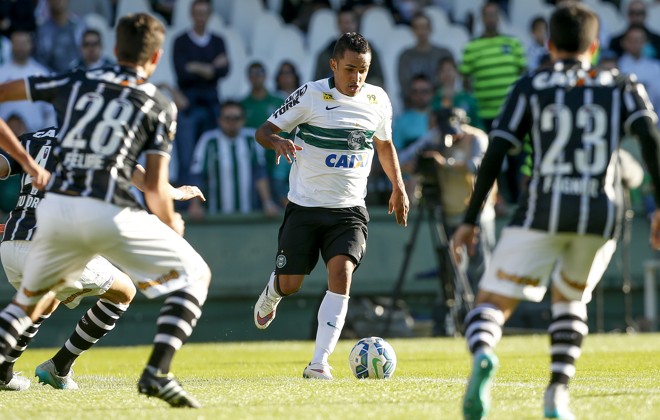 Esquerdinha, isolado em meio a um mar de corinthianos. | Hugo Harada/Gazeta do Povo
