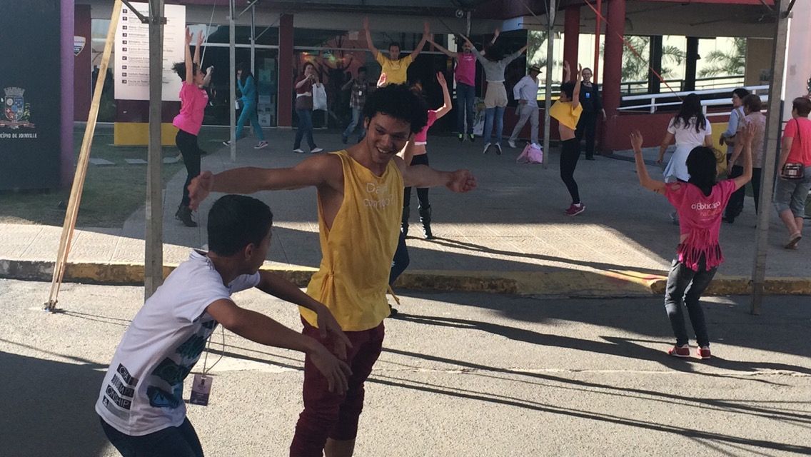 Bailarinos do Guaíra interagem com os participantes do festival | Cecília Tümler/