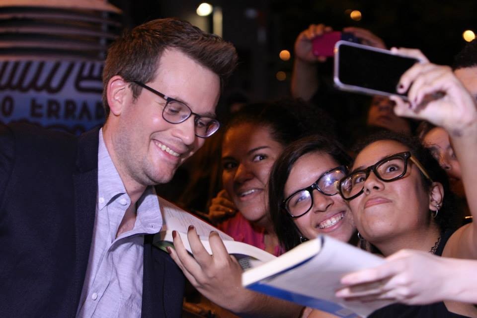 A culpa é de John Green Fãs disputam a atenção de John Green, autor com mais de um milhão de seguidores no Twitter. | Rogerio Resende/Divulgação