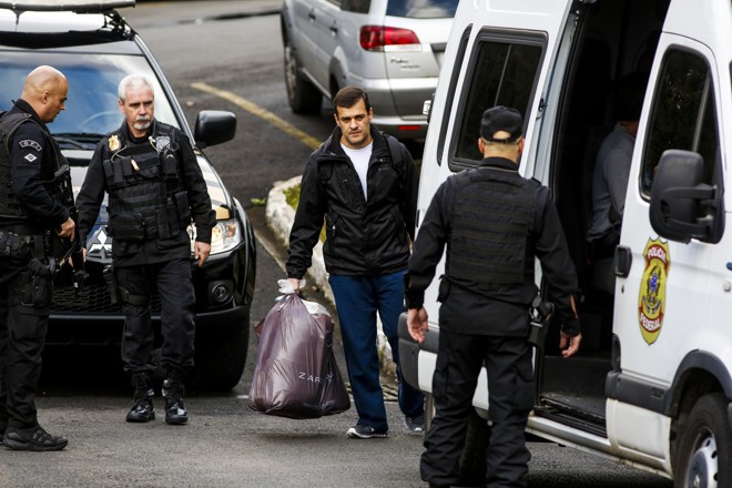 O executivo da Andrade Gutierrez, Elton Negrão de Azevedo Júnior, com sacolas de marca | Brunno Covello/Gazeta do Povo