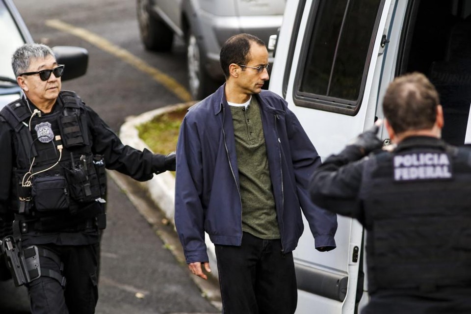 Marcelo Odebrecht (ao centro) é escoltado para o veículo que o levou para o Complexo Médico-Penal | Brunno Covello/Gazeta do Povo