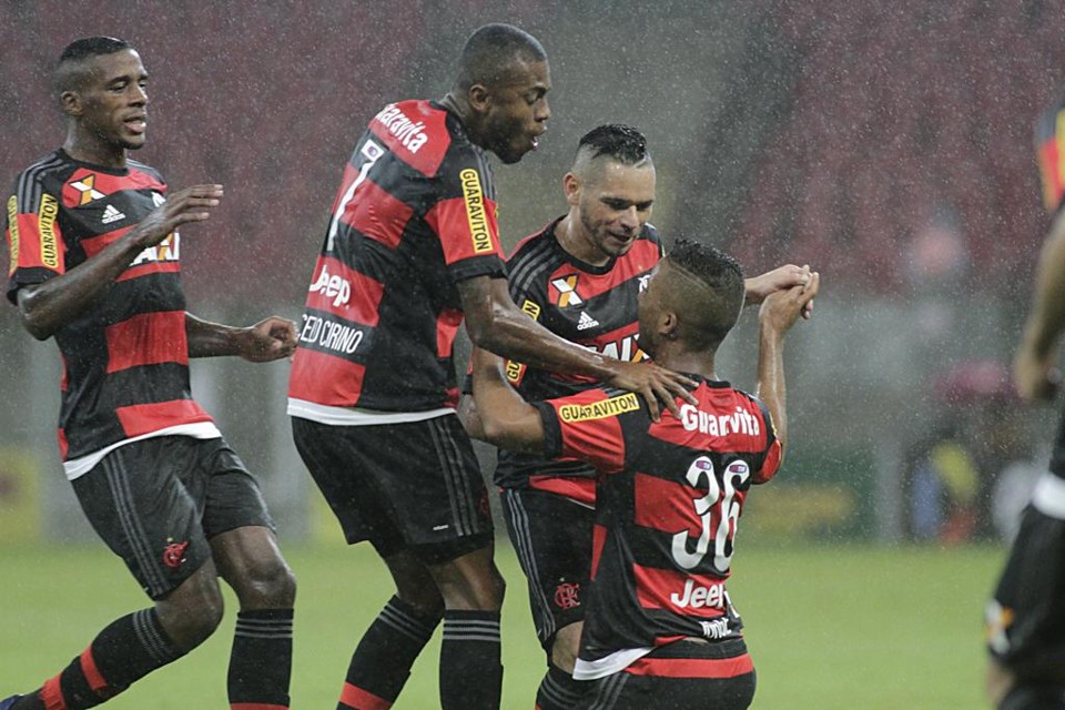 Jorge (à direita) recebe os cumprimentos de Evrton, Marcelo Cirino e Marcelo pelo primeiro gol na Arena Pernambuco. | Gilvan de Souza/Flamengo