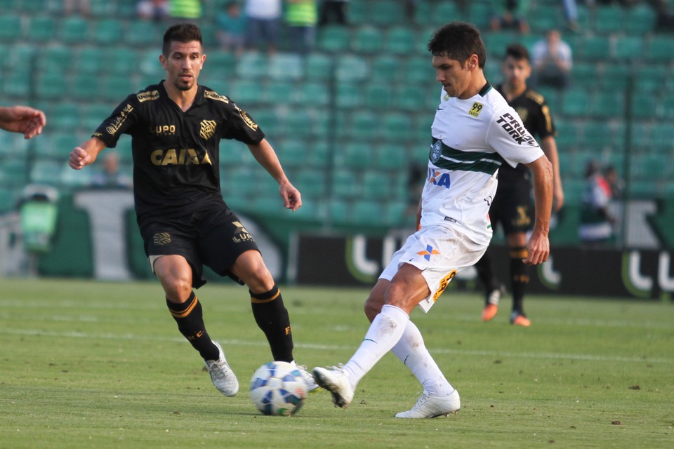 Lucio Flavio teve atuação discreta contra o Figueirense e nem na bola parada foi evetivo. | Anderson Pinheiro /Mafalda Press/Folhapress/