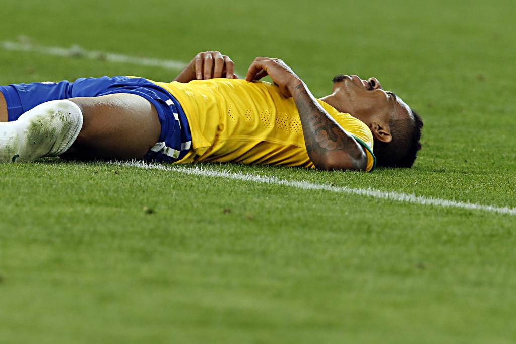 Luiz Gustavo no gramado do Mineirão depois da derrota para a Alemanha na semifinal da Copa do Mundo de 2014. | Albari Rosa / Gazeta do Povo