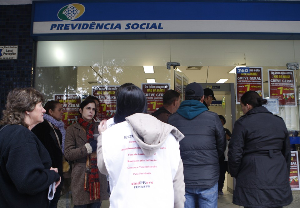 Greve fecha as 73 agências do INSS do Paraná, diz sindicato Servidores em frente a agência do INSS na Rua XV de Novembro, no Centro de Curitiba | Aniele Nascimento/Gazeta do Povo