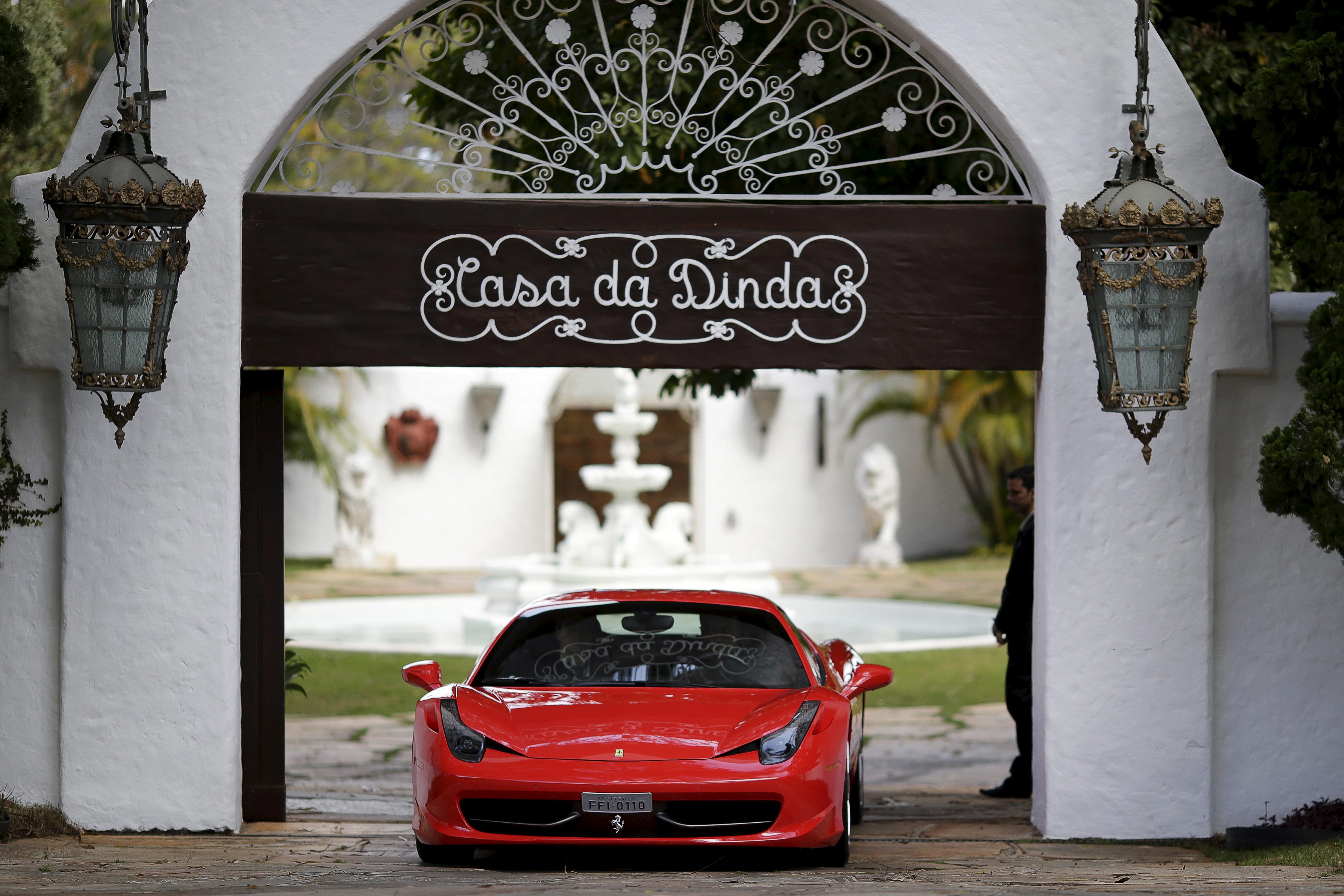 Ferrari de Collor deixa a Casa da Dinda: R$ 3,2 milhões. | Ueslei Marcelino/Reuters