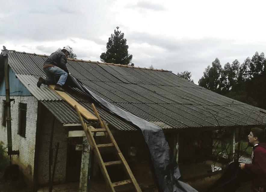 Em União da Vitória, famílias receberam lonas para consertar os telhados danificados pelo granizo. | Prefeitura de União da Vitória/Divulgação