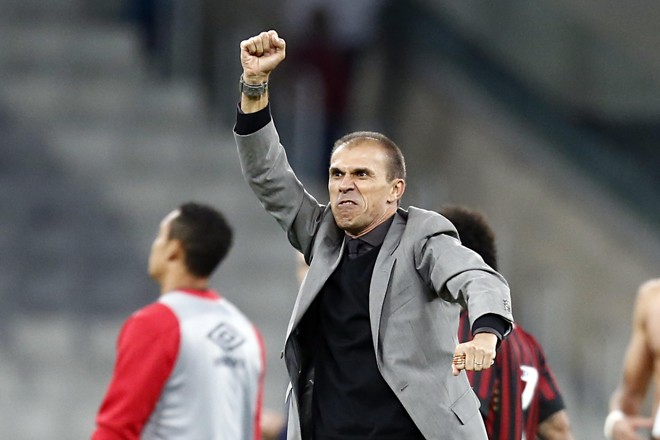 Empolgado com a atuação do Atlético contra o São Paulo, o técnico Milton Mendes extravasou ao final da partida. | Albari Rosa/Gazeta do Povo