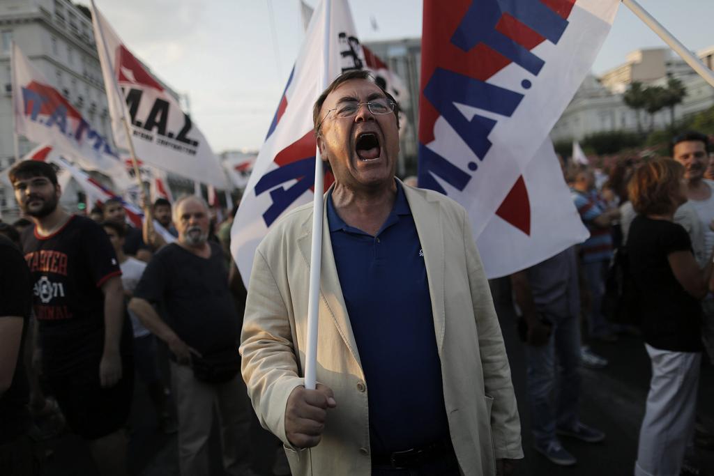 Manifestantes protestaram nesta sexta-feira (10) contra as ações de austeridade que o governo grego se propôs a tomar | YANNIS KOLESIDIS/EFE