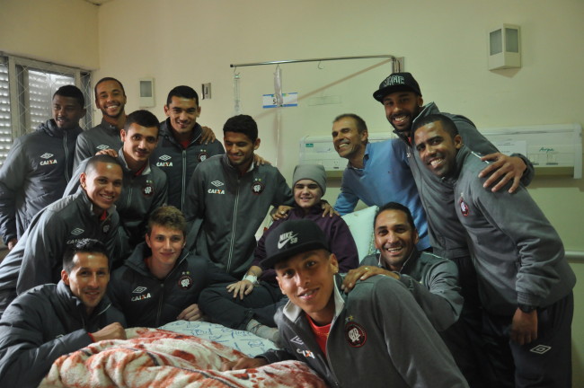 Luís Miguel, que comemora da janela do Hospital Pequeno Príncipe os gols do Atlético com o elenco rubro-negro. | Divulgação Pequeno Príncipe/