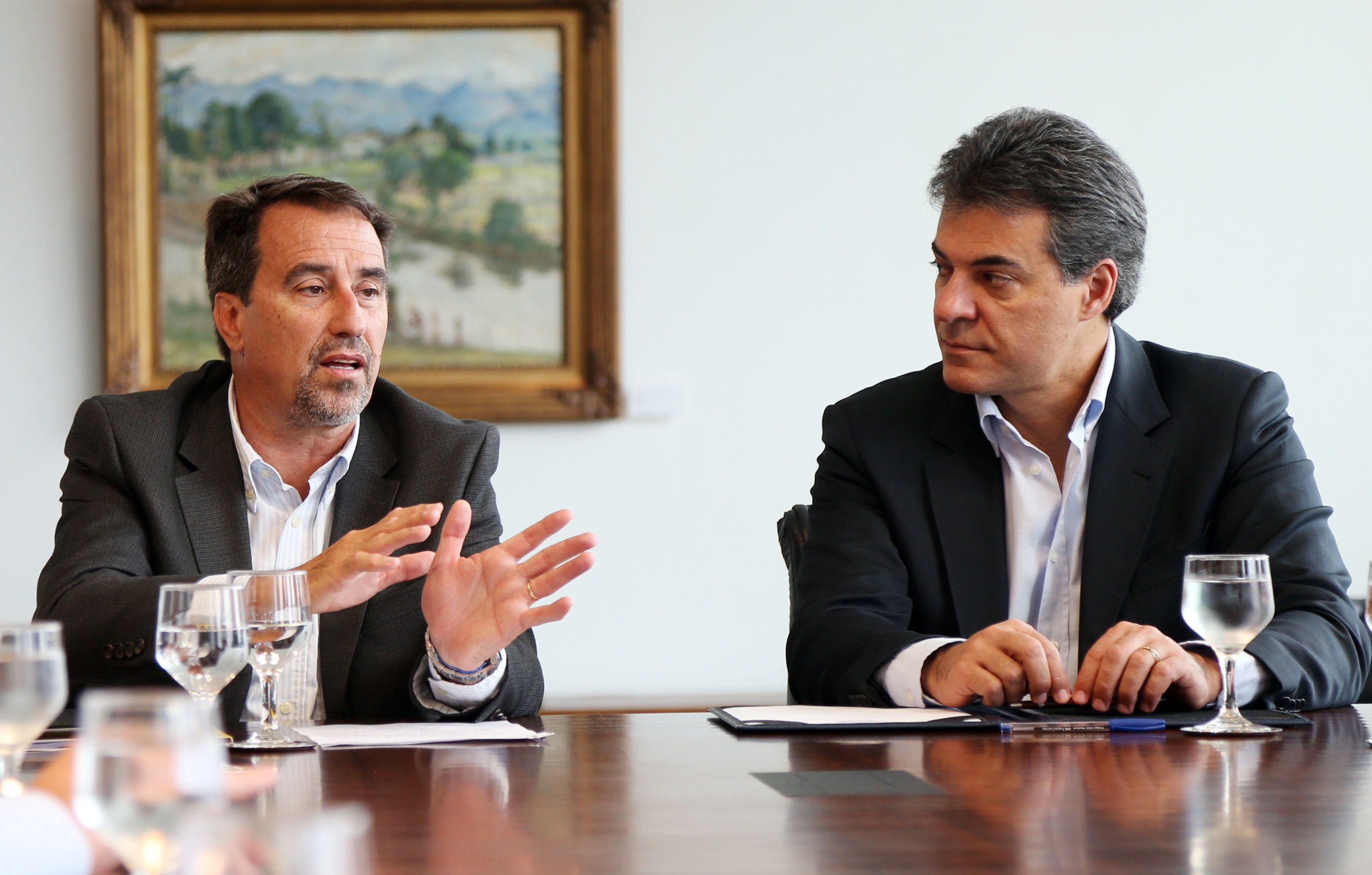 Gilberto Occhi (à esq.) conversa com o governador do Paraná, Beto Richa (PSDB) | Orlando Kissner/Agência Estadual de Notícias