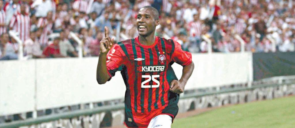 Lima, o herói em uma das noites mais felizes da história rubro-negra: dois gols contra o Chivas no Jalisco. | Antonio Costa/Gazeta do Povo