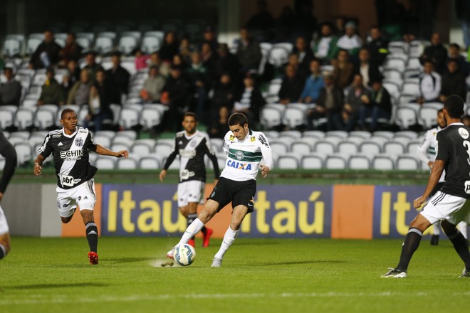 Thiago Galhardo busca o passe no molhado gramado do Couto Pereira. | Albari Rosa/Gazeta do Povo