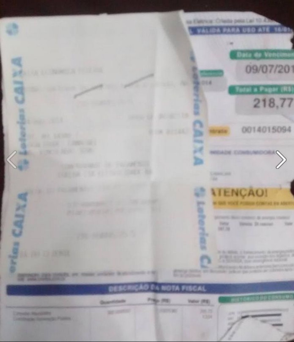 Casal encontra R$ 220 enrolados em conta de luz e decide pagar Casal encontrou dinheiro enrolado em conta de luz e procurou a dona pelas redes sociais depois de pagar a fatura. | Facebook/Reprodução