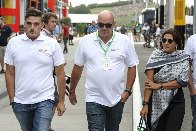 A família de Bianchi: Tom (irmão), Phillipe (pai) e Christine (mãe). | Zsolt Czegledi/EFE