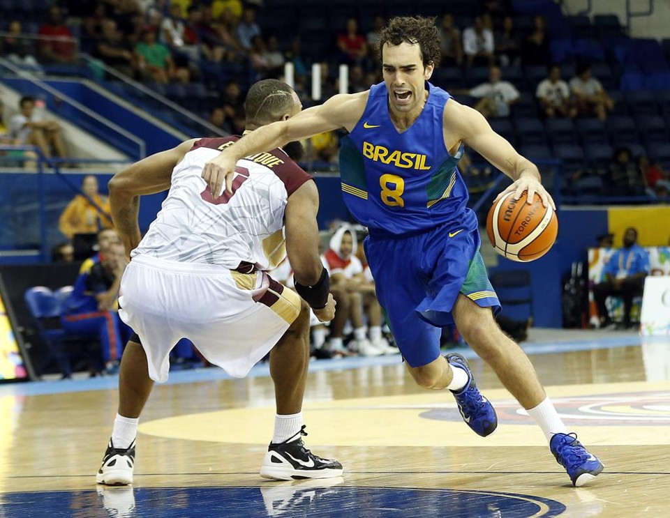 Vitor Benite (dir.) foi o principal nome do Brasil no jogo com a Venezuela: fez 14 pontos e pegou 4 rebotes. | Geoff Burke/USA Today Sports