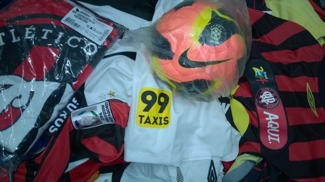 Embora o grosso do material fosse compostos por camisas, havia também toalha do Atlético e bola usada nas competições nacionais. | Eduardo Luiz Klisiewicz/Gazeta do Povo