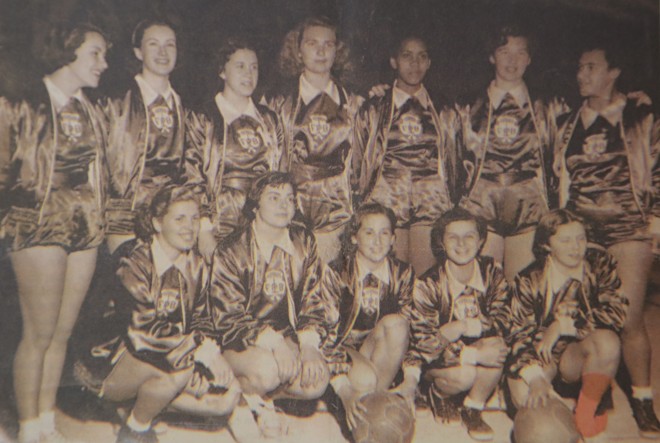 Com uniforme de gala, durante um campeonato. Quatro das atletas - entre elas Iverly – vão acabar integradas à Seleção Brasileira de Basquete. Selma não foi selecionada e se direcionou para o magistério, sendo professora do Colégio Estadual do Paraná. | Felipe Rosa/TRIBUNA DO PARANA/Reprodução acervo Iverly Lour
