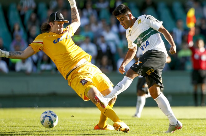 Rafhael Lucas perde a disputa com Cássio, goleiro do Corinthians. | Hugo Harada/Gazeta do Povo