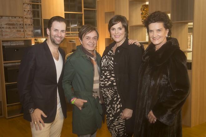A anfitriã Graça Berneck Gnoatto, diretora comercial e de marketing da Berneck (grávida do segundo filho), com o arquiteto Luiz Maganhoto (de verde), o designer Daniel Casagrande e Marina Nessi, diretora geral da Casa Cor Paraná, no coquetel da última terça-feira, no ambiente Bom Gourmet Gazeta do Povo, projetado pela decoradora Yara Mendes | Foto: Guilherme Pupo