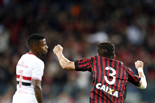 Foi o primeiro gol do camisa 3 no campeonato | Foto: Albari Rosa/Gazeta do Povo