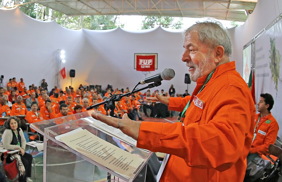 Lula disse que esse tipo de ataque “jamais” seria feito por “uma pessoa de dignidade, que gosta da mãe e do pai” | /
