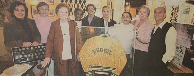 Encontro das veteranas em 2006 – ano que escolheram para marcar os 50 anos da formação da Seleção Paranaense de Basquete Feminino. À esquerda, as irmãs Ivoni e Iverly. Selma, ao fundo. | Felipe Rosa/TRIBUNA DO PARANA/Reprodução acervo Iverly Lour