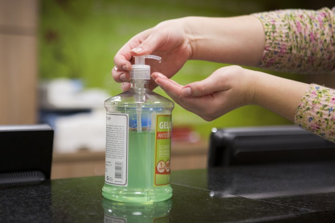 Caso não existam torneiras por perto e as mãos estejam sem sujeira aparente, o uso do álcool gel substitui a lavagem com água e sabão. Foto: | Brunno Covello/Gazeta do Povo