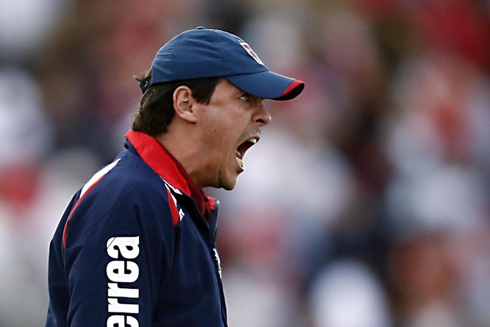 Fernando Diniz impaciente durante a partida do Paraná neste sábado, contra o Vitória | Albari Rosa/Gazeta do Povo