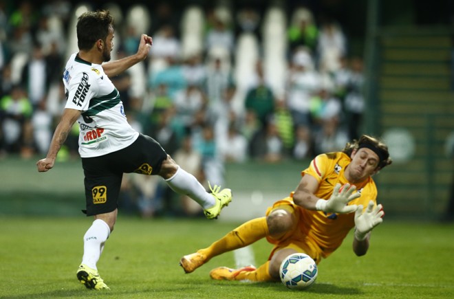 Cássio abafa a tentativa de Norberto. | Hugo Harada/Gazeta do Povo