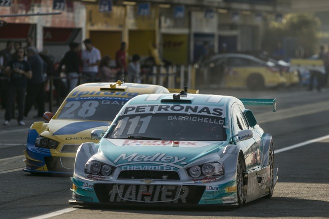 O atual campeão, Rubens Barrichello, vem para a pista com Galid Osman na cola. | Marcelo Andrade/Gazeta do Povo
