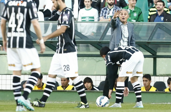 Tite orienta o Corinthians: recuo foi castigado no fim do jogo. | Hugo Harada/Gazeta do Povo