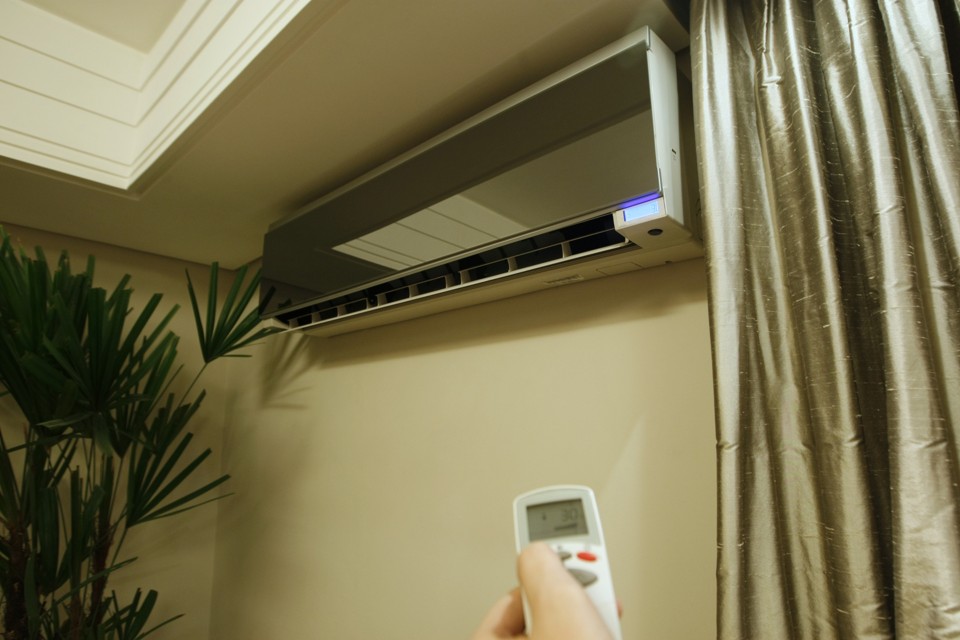 Para otimizar o uso do ar-condicionado no inverno, a dica é regular e manter uma temperatura constante, próxima de 25°C. | Antonio Costa/Arquivo Gazeta do Povo