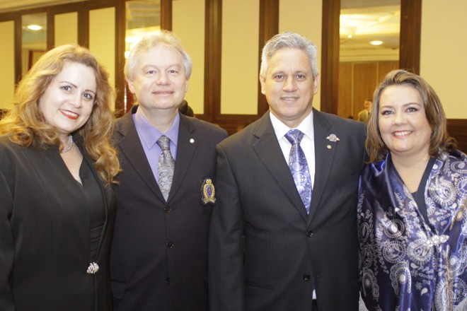 O recém-empossado governador do Rotary, Herbert Moreira, e sua mulher Patrícia Rose Marie Galiano (ambos à esq.) prestigiaram a posse do presidente do Rotary Club Parque Barigui de Curitiba, Marcelo Passos (na foto, com a mulher Alessandra), duramente jantar, quinta-feira, no Restaurante Madalosso | Foto: Matheus Gasparin