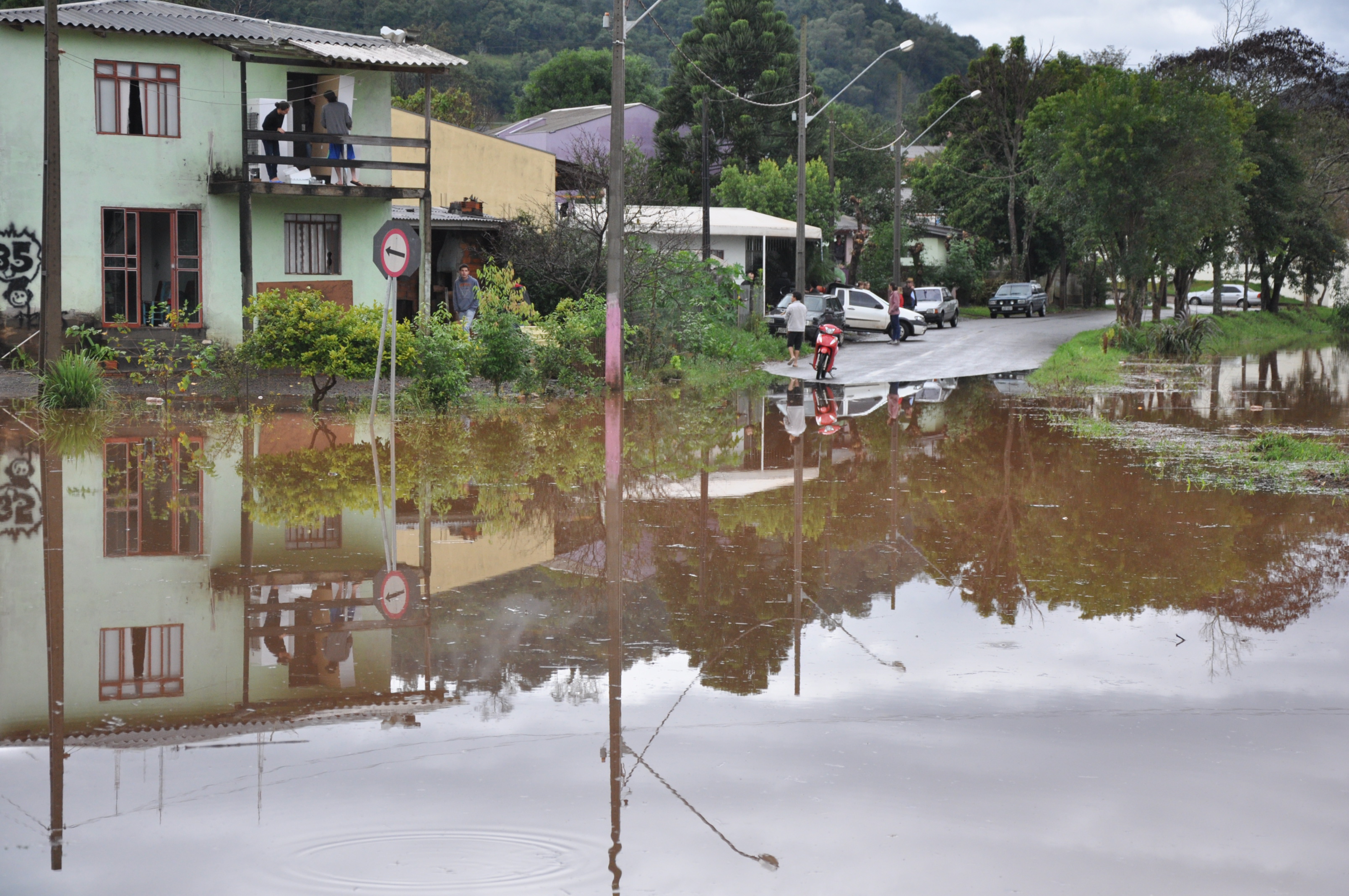 Rios da bacia do Marrecas já causam alagamentos em Francisco Beltrão: cidade ainda se recupera da passagem de tornado. | Niomar Pereira /Gazeta do Povo