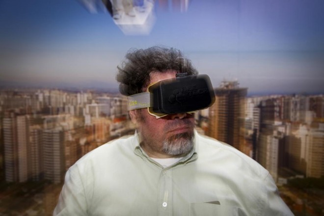 José Evangelista Terrabuio Jr mostra um protótipo do Beenoculus | Henry Milléo/Gazeta do Povo
