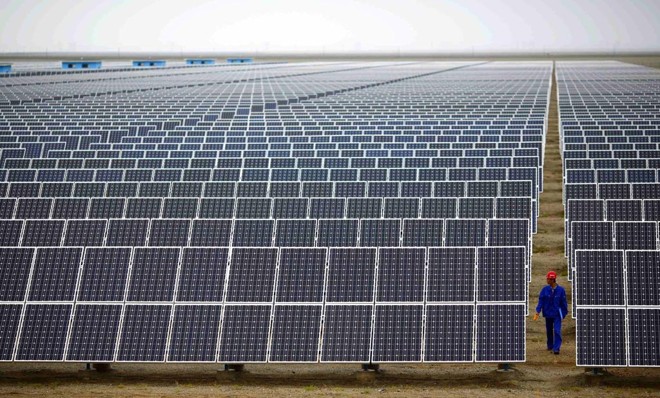 “Fazenda” de painéis solares na China é exemplo de adoção de uma tecnologia que ajuda a limpar a matriz energética global e que vai crescer nas próximas décadas. | Carlos Barria/Reuters