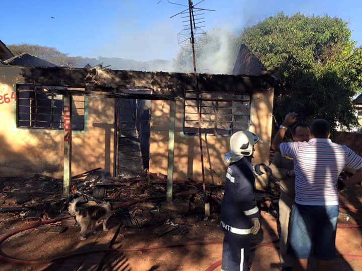 Fogo destruiu casa em Iguatemi, distrito de Maringá: avô e dois netos morreram. | Corpo de Bombeiros/Divulgação
