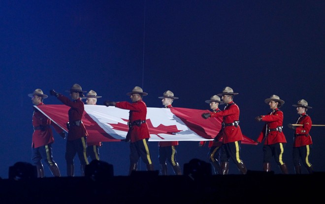 Bandeira do Canadá, país sede dos jogos, sendo carregada durante a cerimônia. | Washington Alves/Exemplus/COB