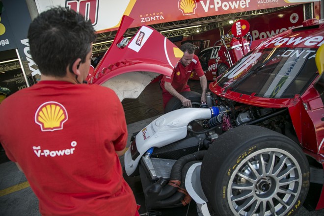 O carro de Ricardo Zonta recebendo os últimos ajustes no motor. | Marcelo Andrade/Gazeta do Povo