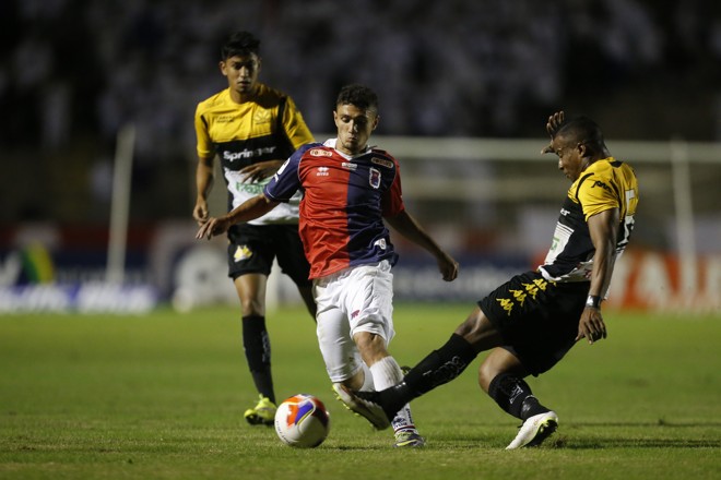 Lucas Pará também ganhou chance no time, mas acabou substituído. | Foto: Hugo Harada/Gazeta do Povo