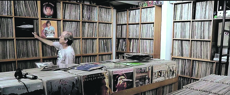 Luiz Calanca, na loja Baratos e Afins, que iniciou um movimento de selos independentes na hoje famosa Galeria do Rock, em São Paulo. | Reprodução