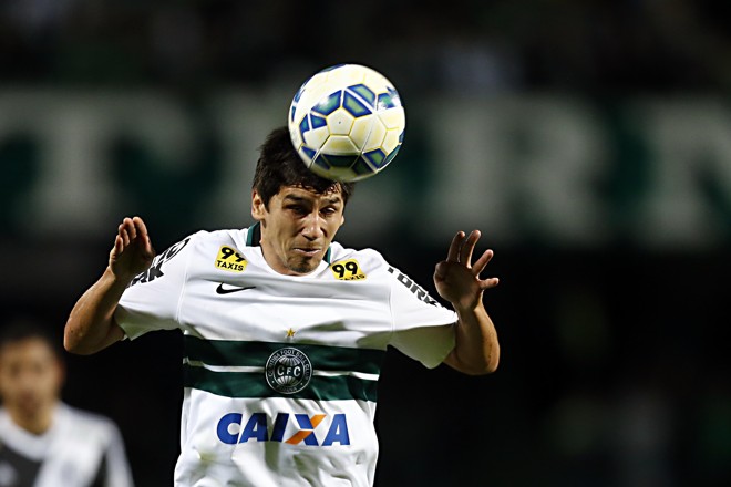 Lùcio Flávio mais uma vez jogou como volante. | Albari Rosa/Gazeta do Povo