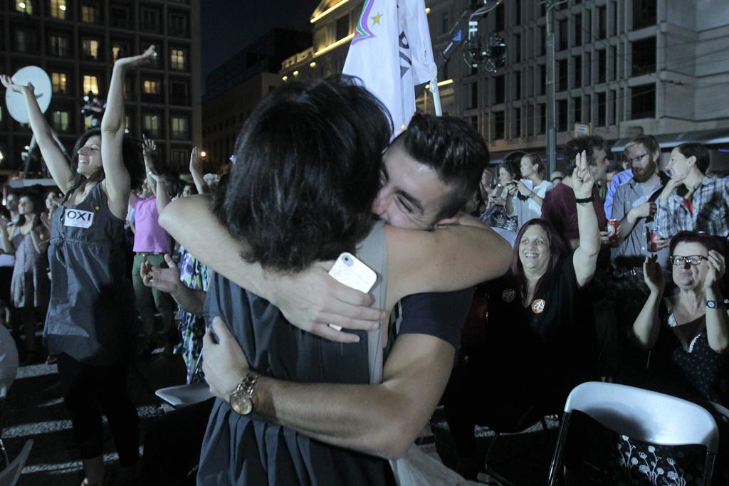População festeja vitória do “não” nas ruas de Atenas: resultado fortalece posição do primeiro-ministro Alexis Tsipras | Orestis Panagiotou/EFE