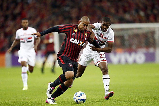 A assistência para o gol de Marcos Guilherme foi de Walter. | Foto: Albari Rosa/Gazeta do Povo